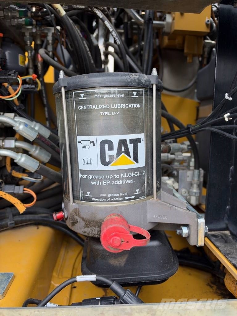 CAT M 322 F حفارات بعجل