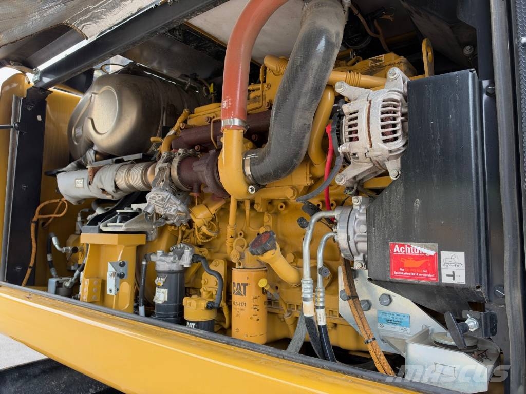 CAT M 322 F حفارات بعجل