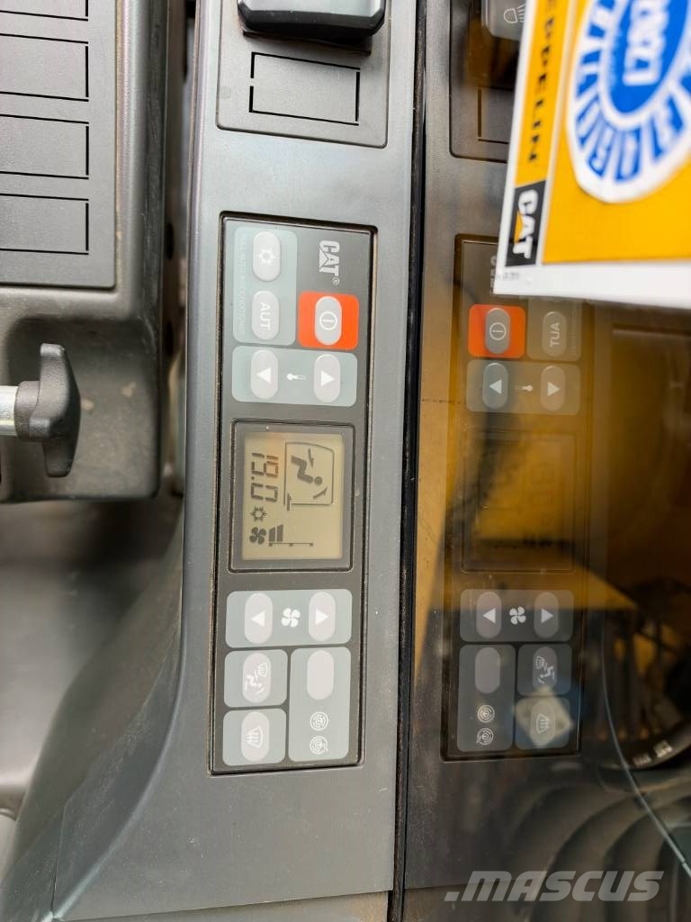 CAT M 322 F حفارات بعجل