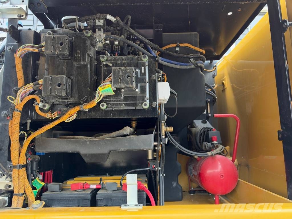 CAT M 322 F حفارات بعجل