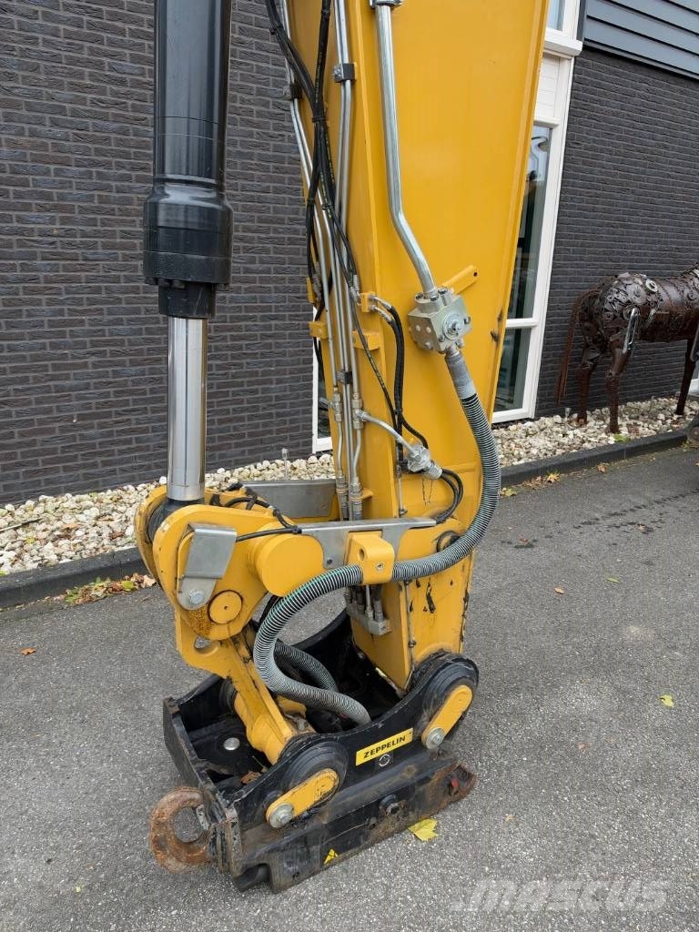 CAT M 322 F حفارات بعجل