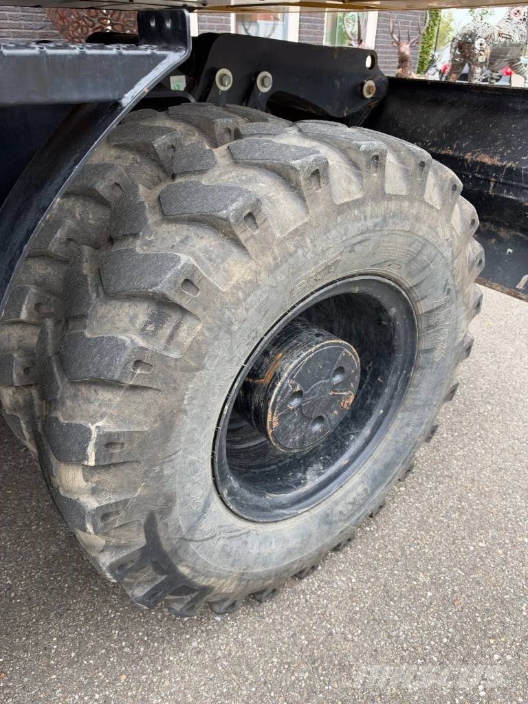 CAT M 322 F حفارات بعجل