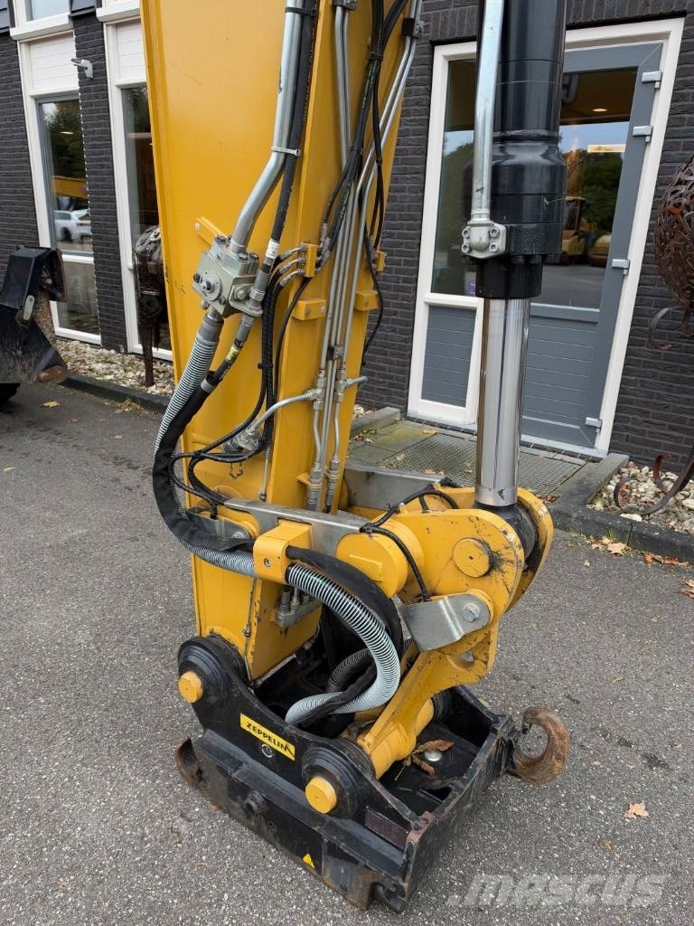 CAT M 322 F حفارات بعجل