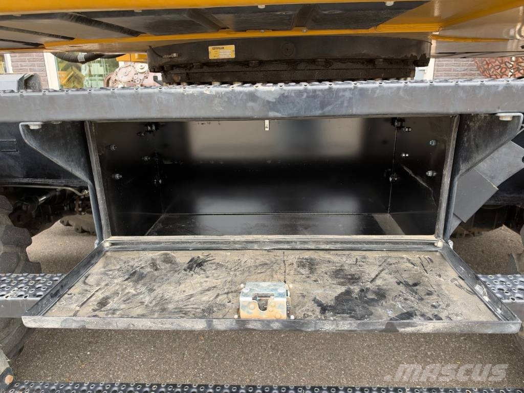 CAT M 322 F حفارات بعجل
