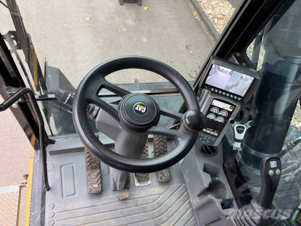 CAT M 322 F حفارات بعجل