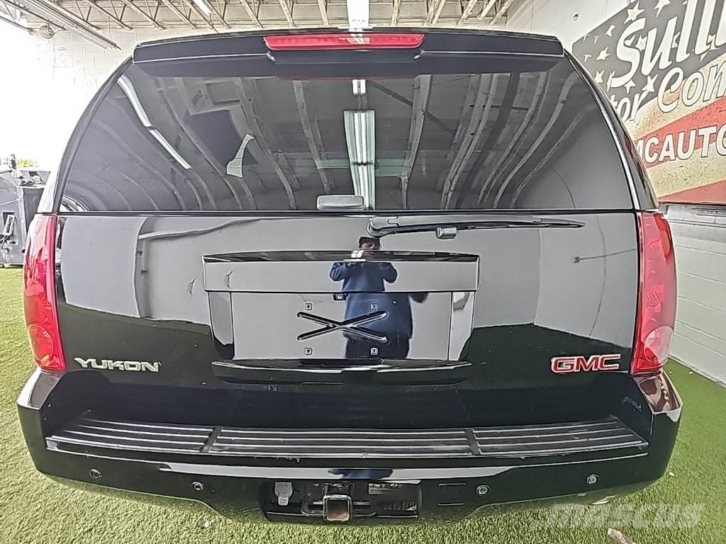 GMC Yukon Автомобілі