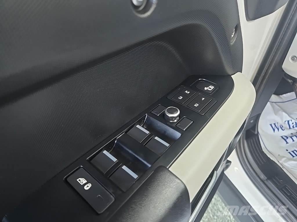 Land Rover Defender Avtomobili