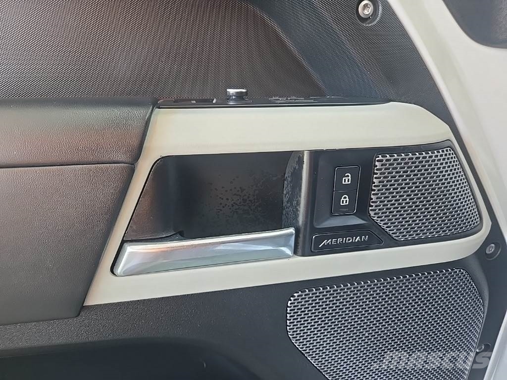 Land Rover Defender Avtomobili