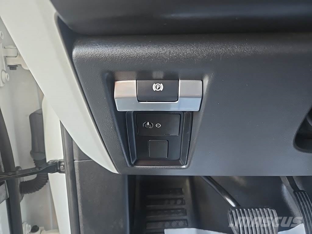 Land Rover Defender Avtomobili