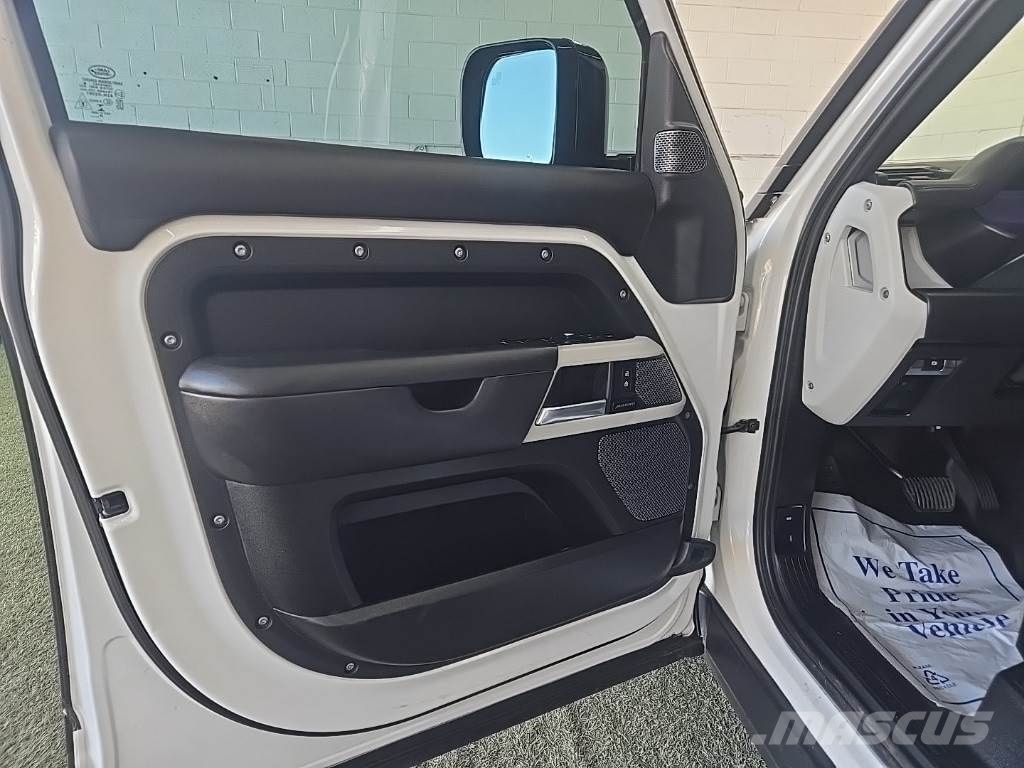 Land Rover Defender Avtomobili
