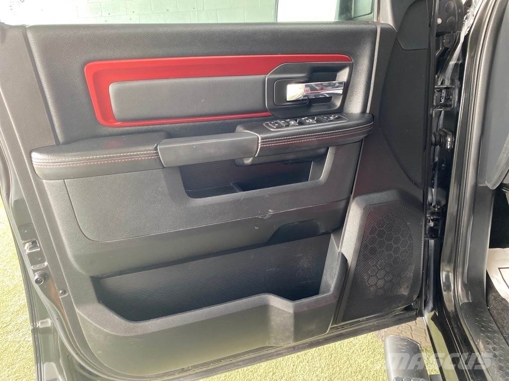 RAM 1500 شاحنات خفيفة/مفصلية الجوانب