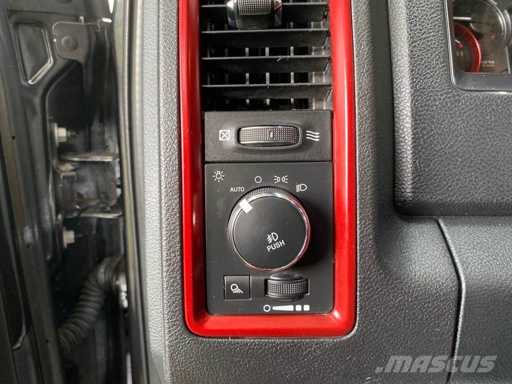 RAM 1500 شاحنات خفيفة/مفصلية الجوانب