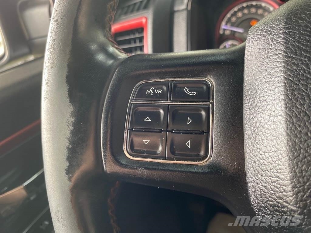 RAM 1500 شاحنات خفيفة/مفصلية الجوانب
