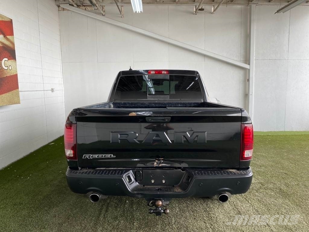 RAM 1500 شاحنات خفيفة/مفصلية الجوانب