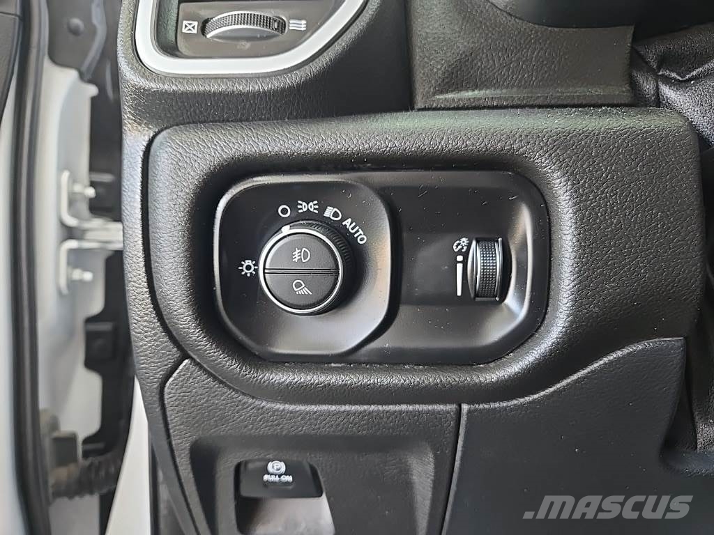 RAM 1500 شاحنات خفيفة/مفصلية الجوانب