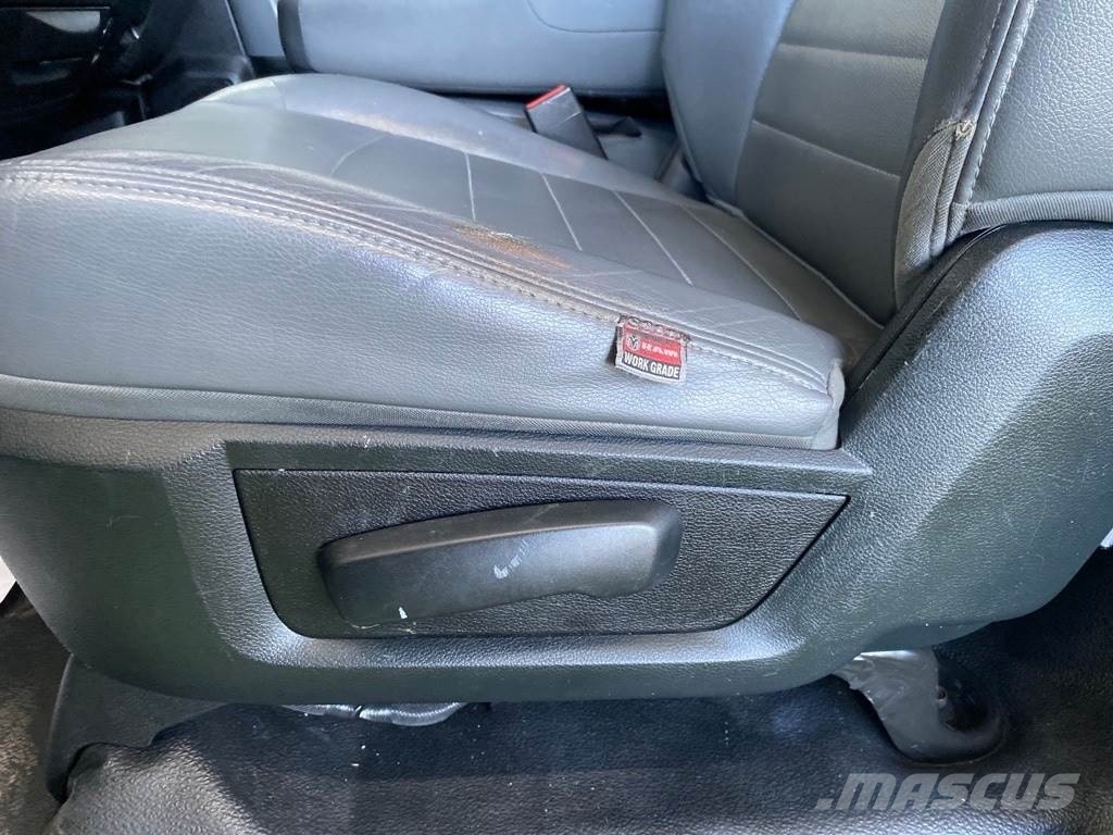 RAM 2500 شاحنات خفيفة/مفصلية الجوانب