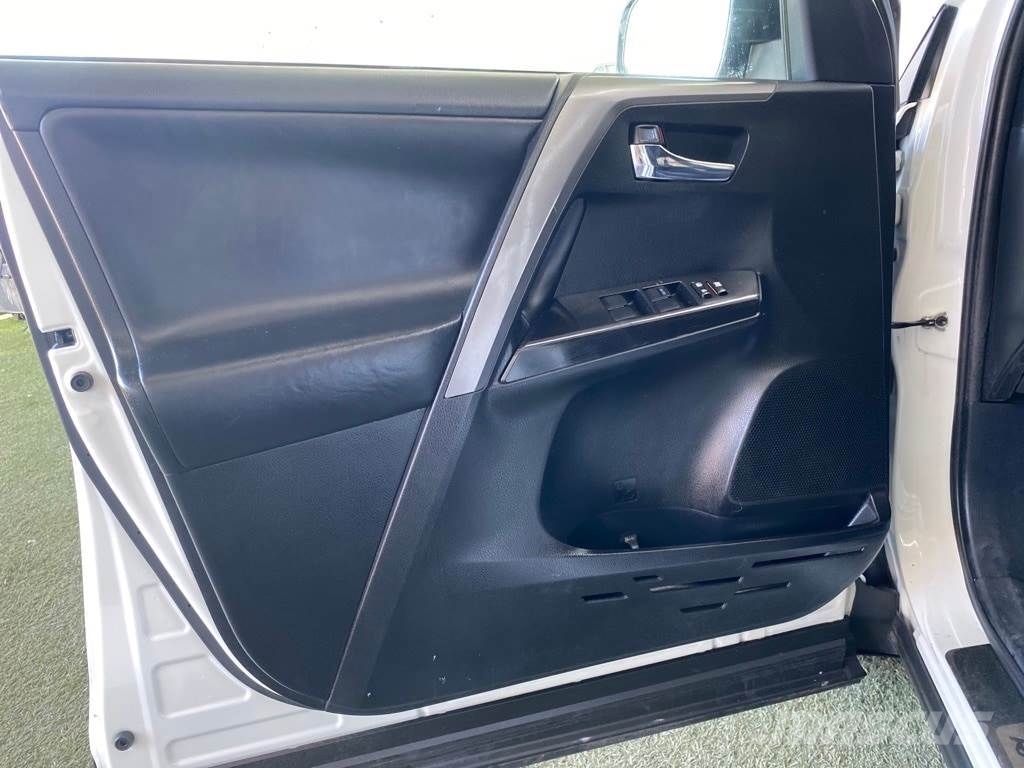 Toyota RAV4 سيارات