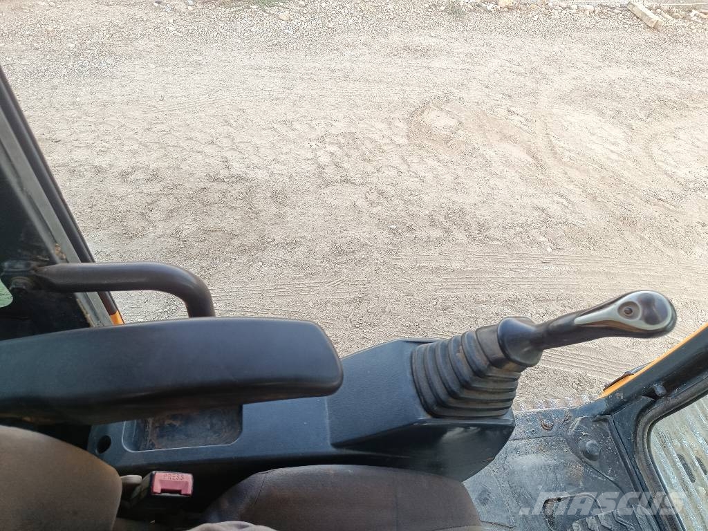 Hyundai R220LC-9A Pelle sur chenilles