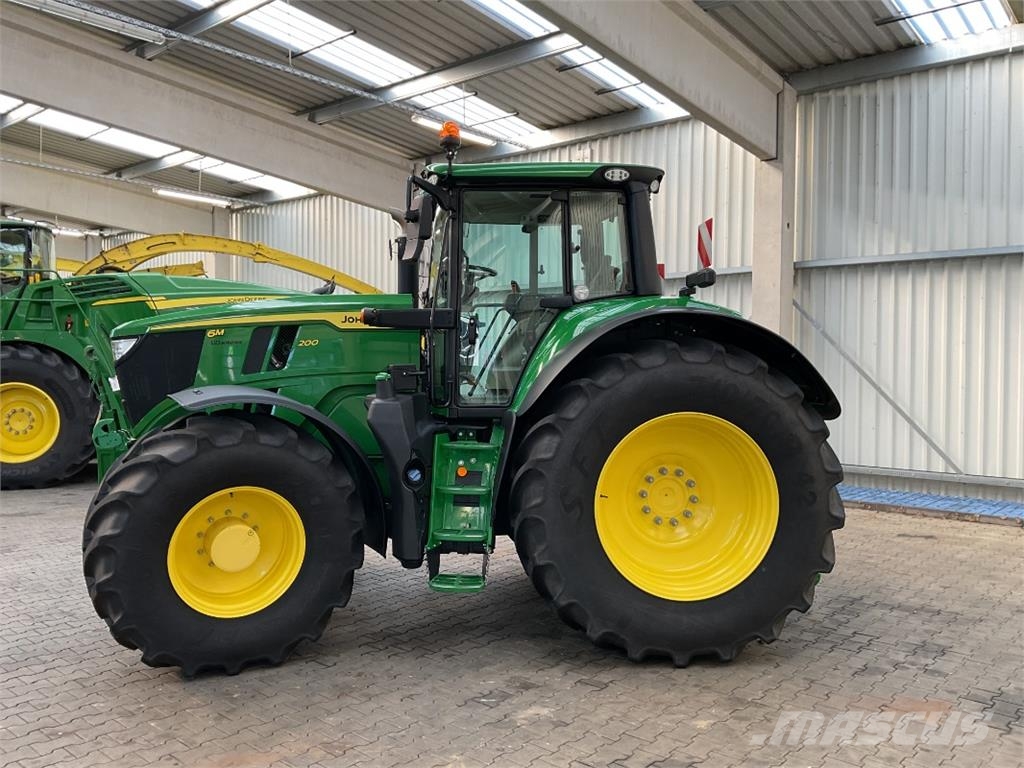 John Deere 6M 200 الجرارات