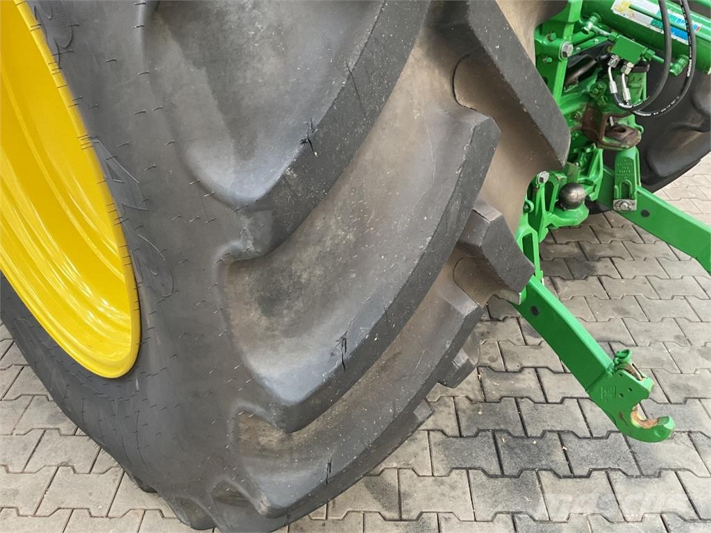 John Deere 6M 200 الجرارات