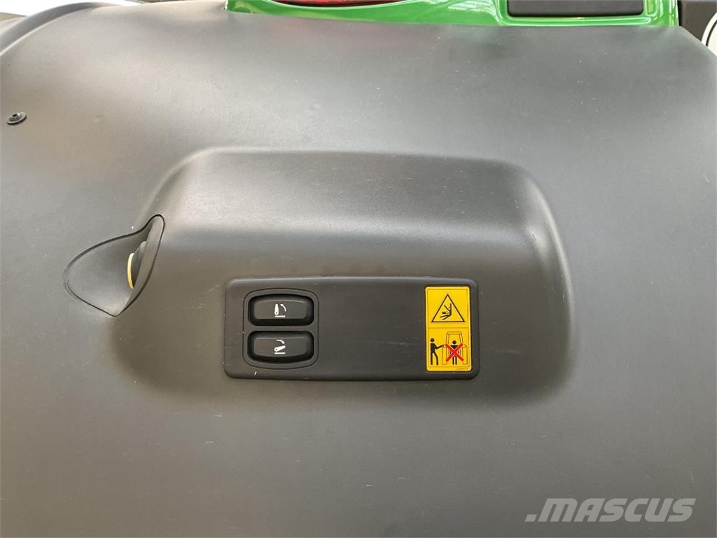 John Deere 6M 200 الجرارات
