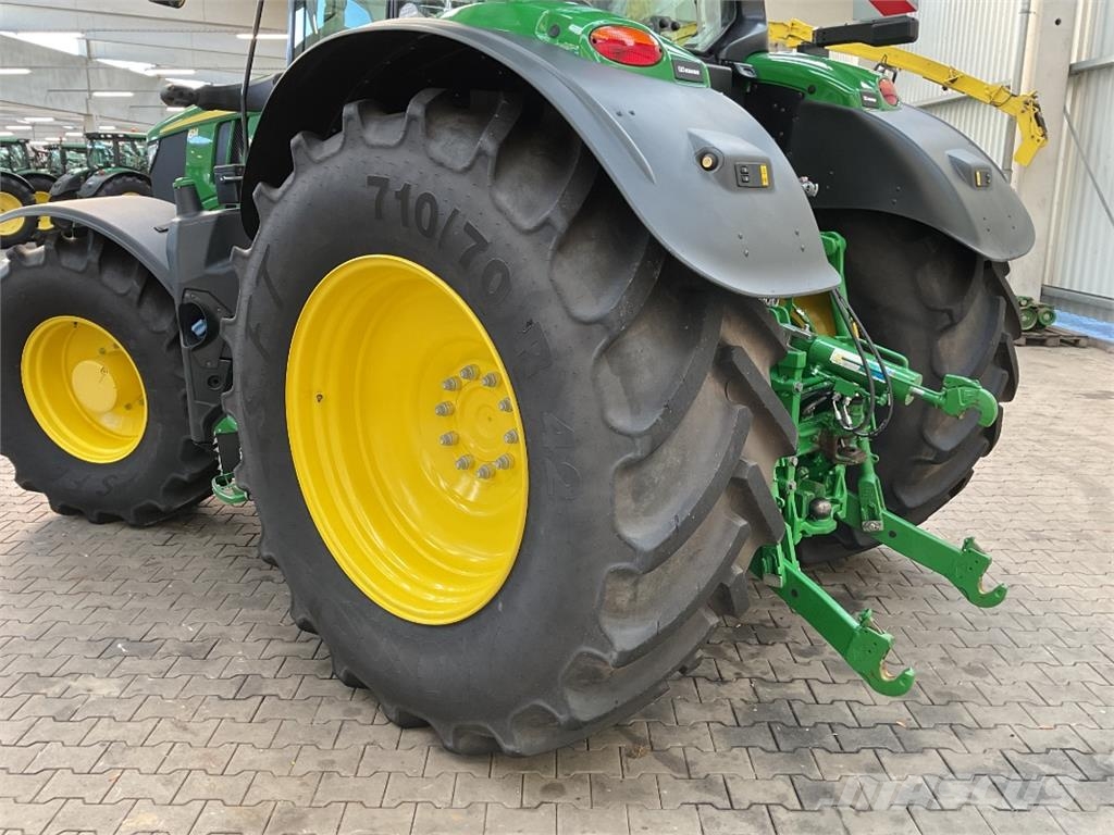 John Deere 6M 200 الجرارات