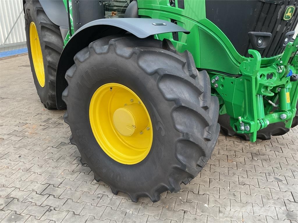 John Deere 6M 200 الجرارات