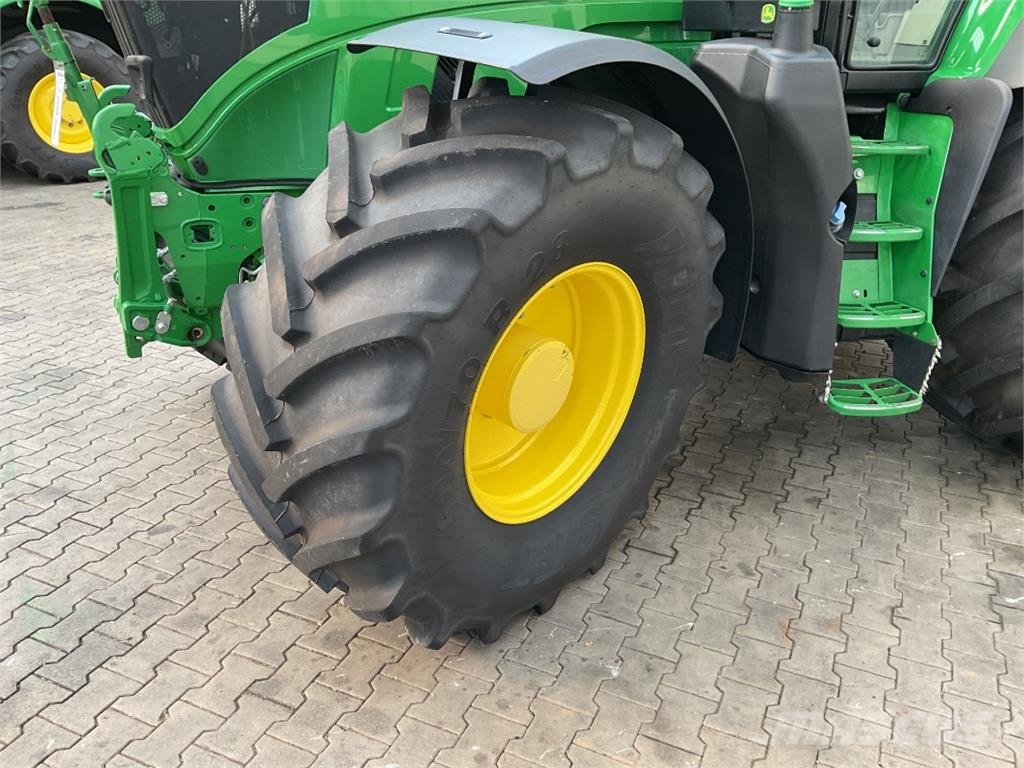 John Deere 6M 200 الجرارات