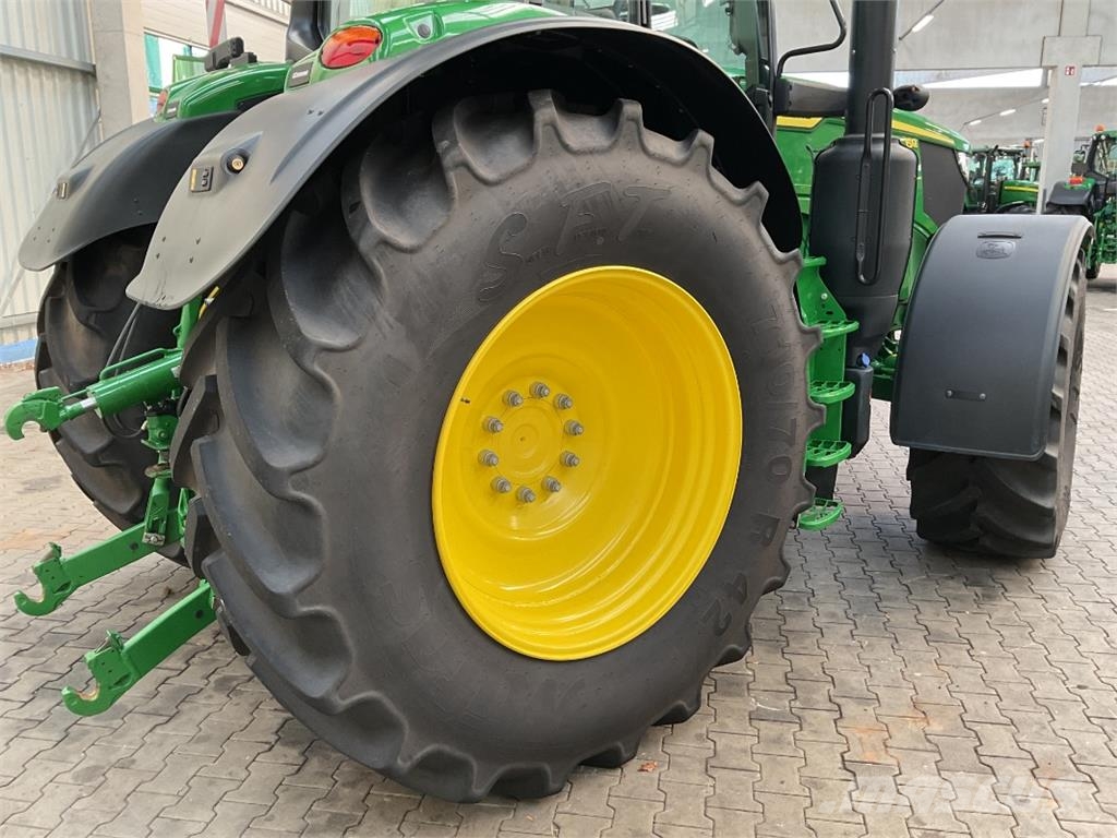 John Deere 6M 200 الجرارات