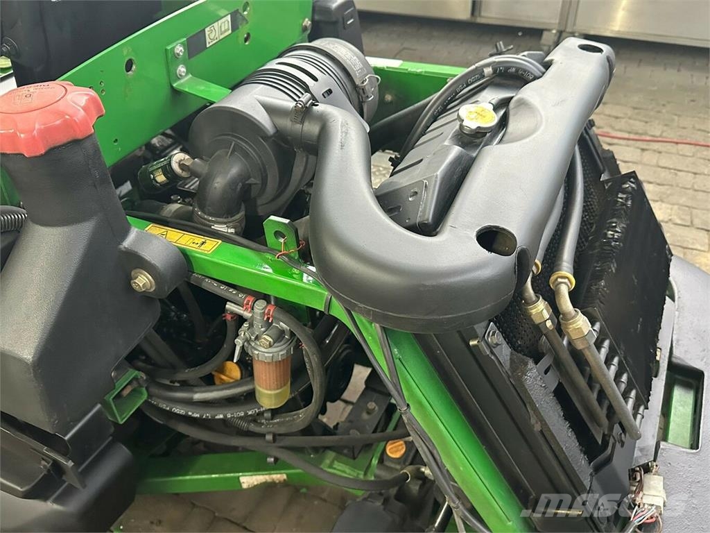 John Deere F1445 Großflächenmäher Aufsitzmäher... Samojízdné sekačky
