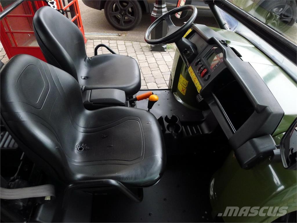 John Deere Gator XUV 855D 4-Sitzer... Tractors
