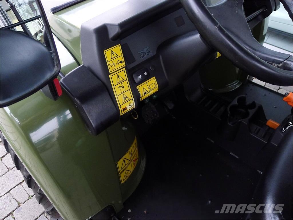 John Deere Gator XUV 855D 4-Sitzer... Tractors
