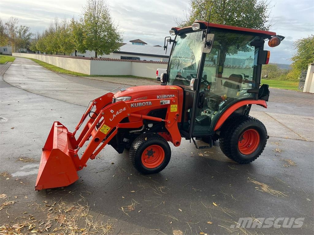KUBOTA B2650 mit Frontlader und Schaufel... Traktorer