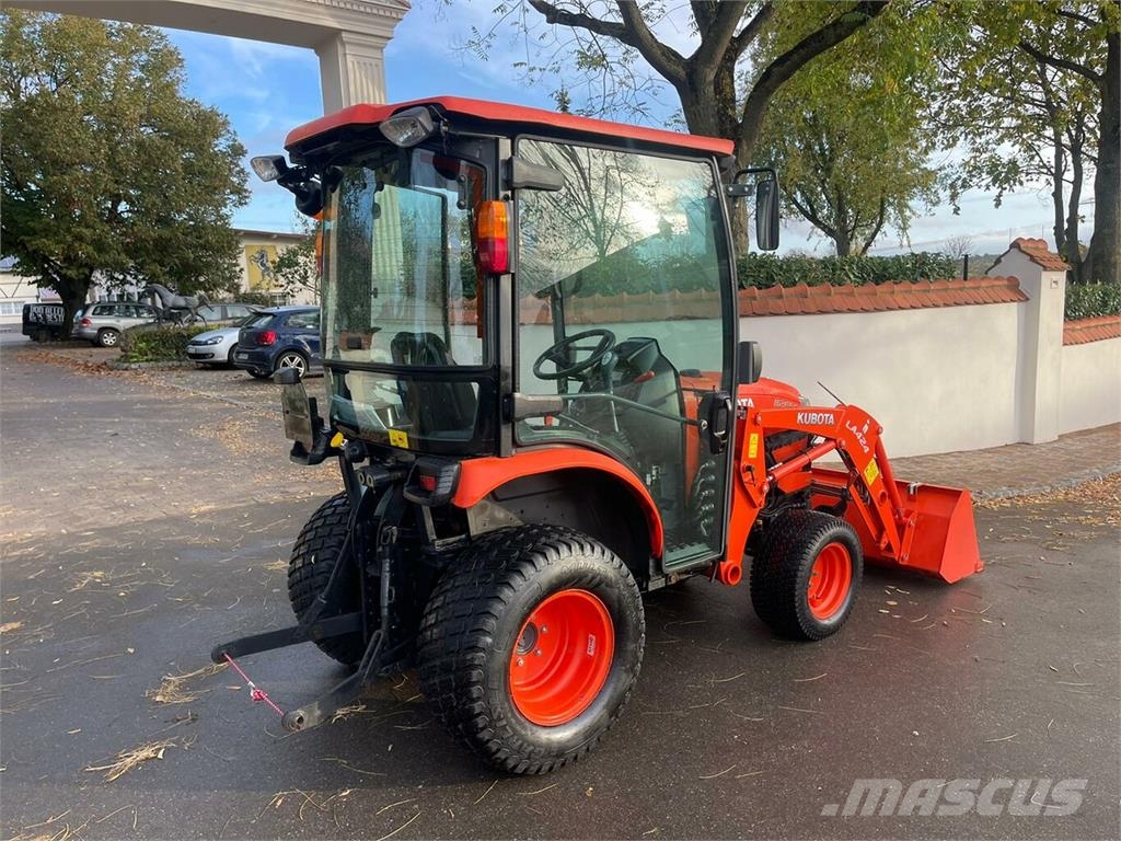 KUBOTA B2650 mit Frontlader und Schaufel... Traktorer