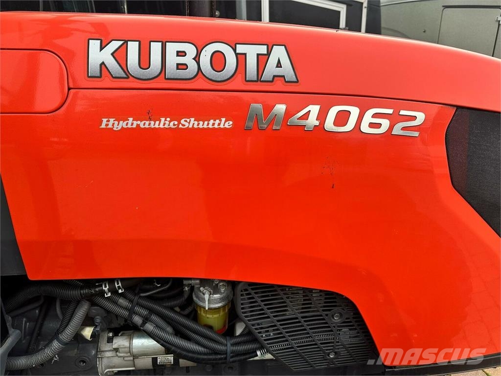 KUBOTA M4062 Hydraulic Shuttle mit Rasenbereifung... Traktorer