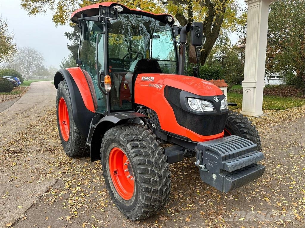 KUBOTA M4062 Hydraulic Shuttle mit Rasenbereifung... Traktorer