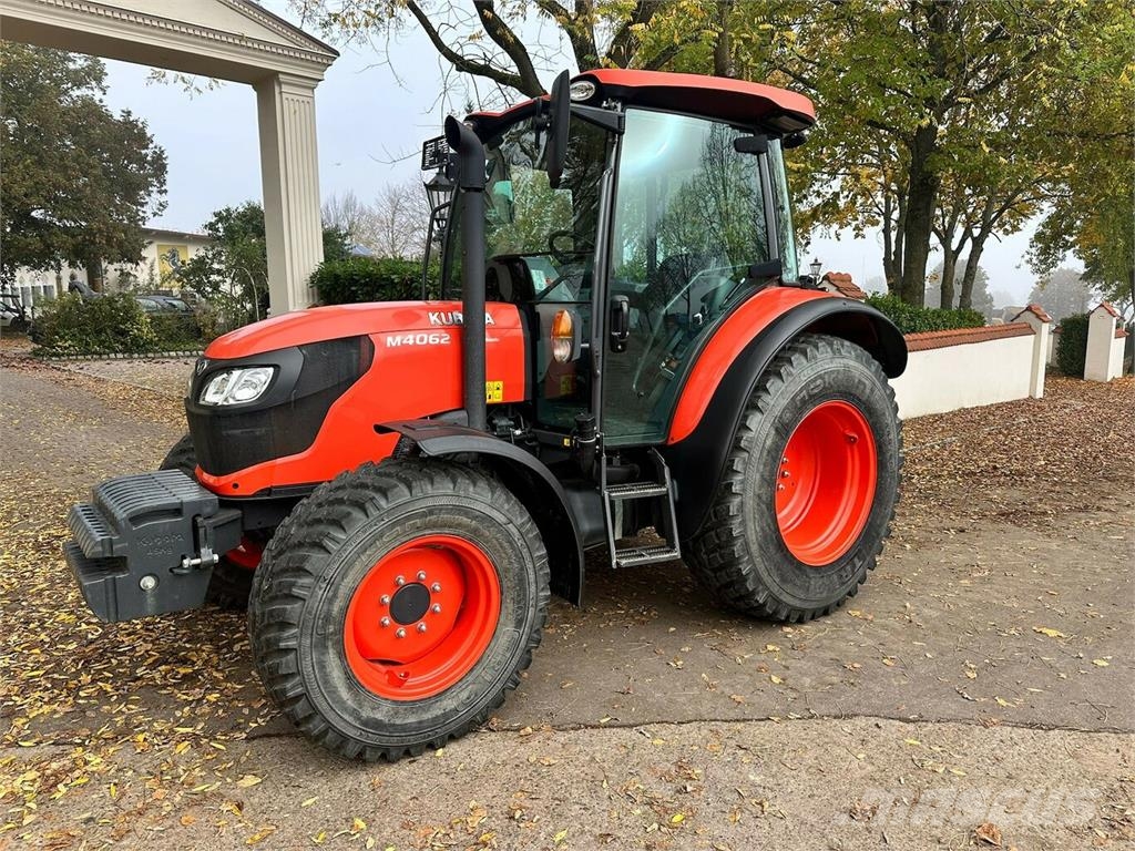 KUBOTA M4062 Hydraulic Shuttle mit Rasenbereifung... Traktorer