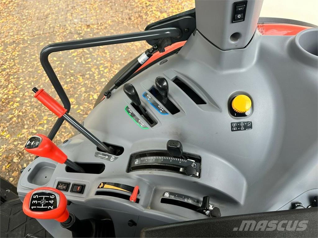KUBOTA M4062 Hydraulic Shuttle mit Rasenbereifung... Traktorer