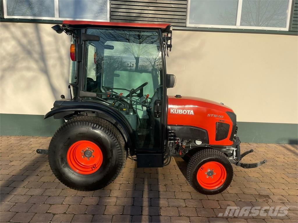 KUBOTA STW40 Allrad Schlepper und Bahnplaner... Tractors