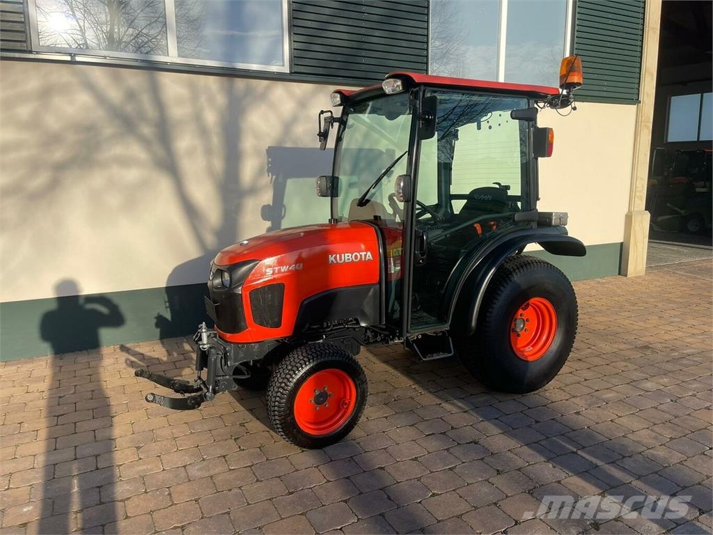 KUBOTA STW40 Allrad Schlepper und Bahnplaner... Tractors