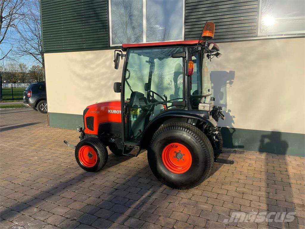 KUBOTA STW40 Allrad Schlepper und Bahnplaner... Tractors