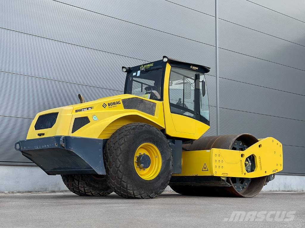 Bomag BW 216 D-5 مداحل أحادية الأسطوانة