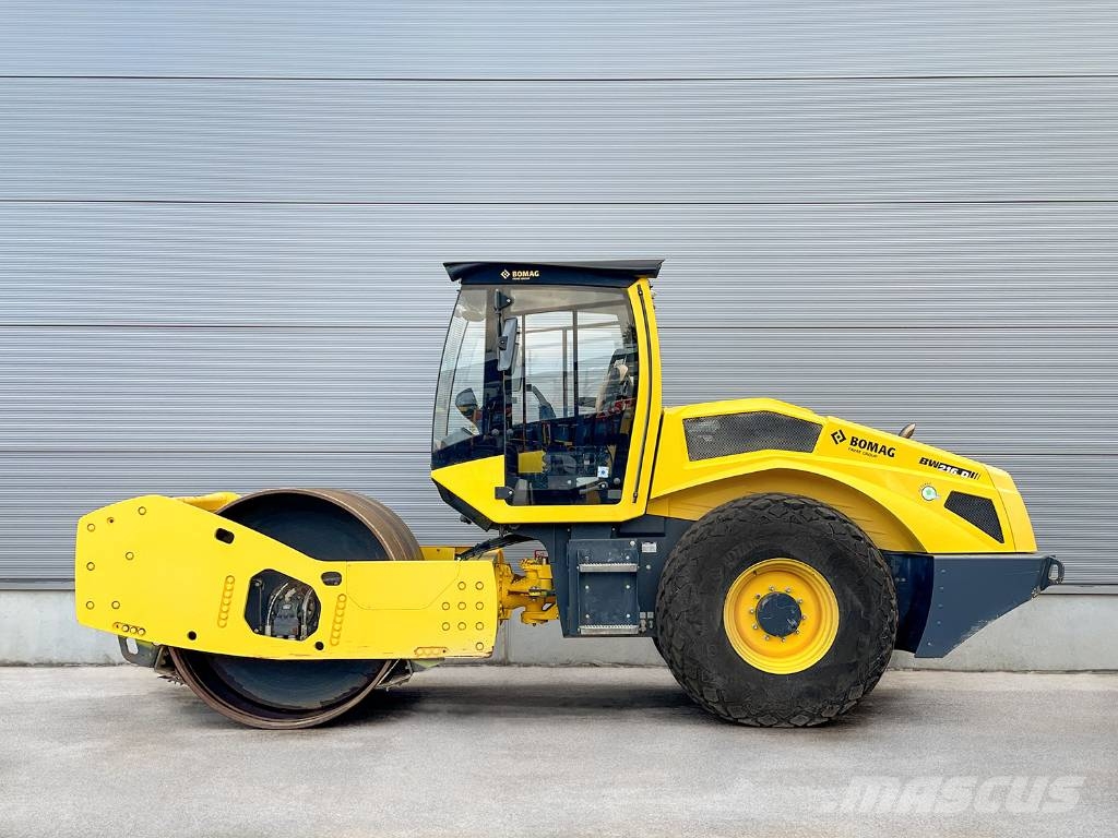 Bomag BW 216 D-5 مداحل أحادية الأسطوانة