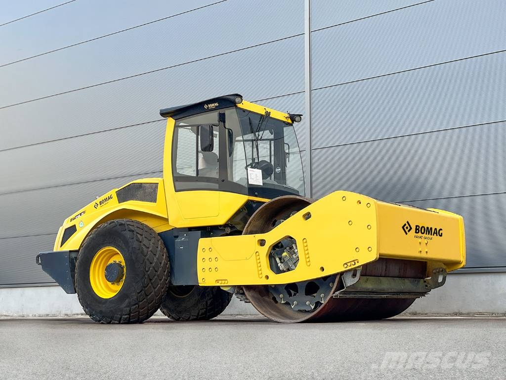 Bomag BW 216 D-5 مداحل أحادية الأسطوانة