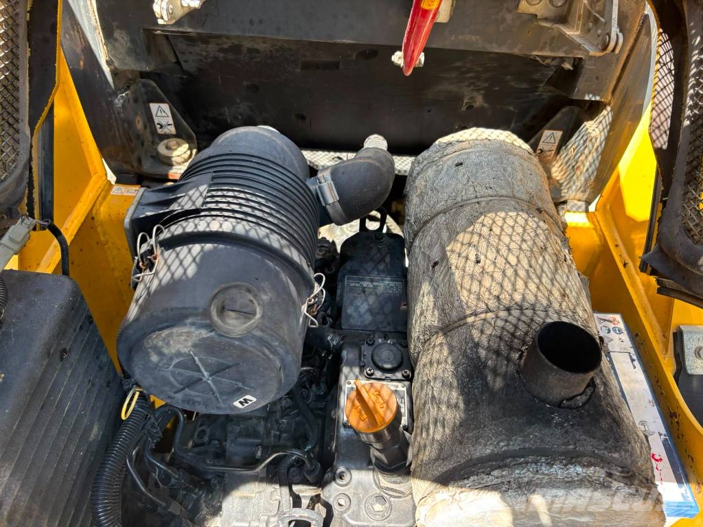 Komatsu SK 818 Skid steer loaders