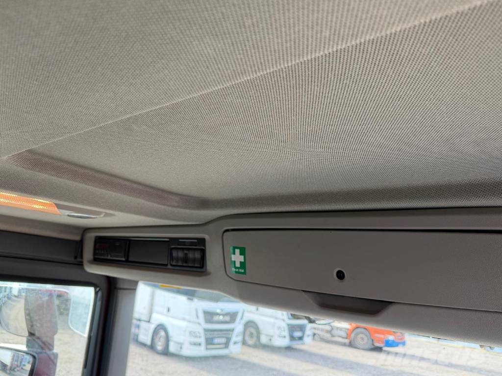 Scania P220B4X2NB Serie 4001 Camiones con caja de remolque