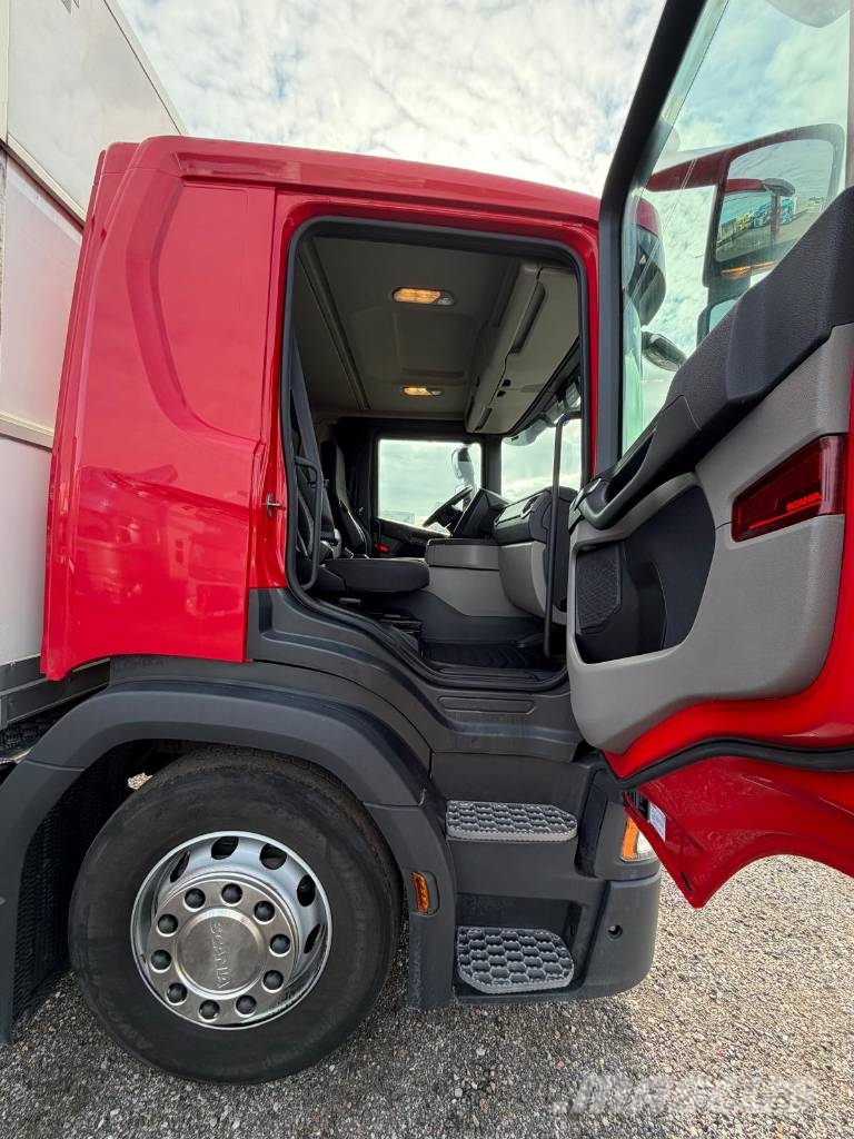 Scania P220B4X2NB Serie 4001 Camiones con caja de remolque