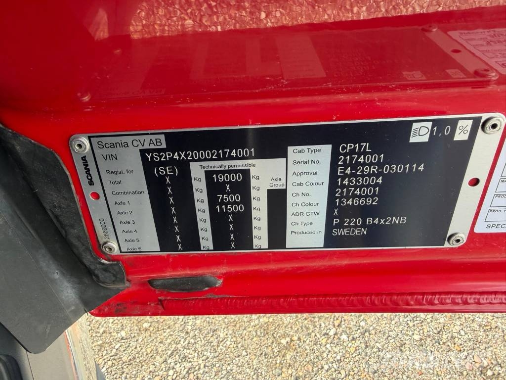 Scania P220B4X2NB Serie 4001 Camiones con caja de remolque