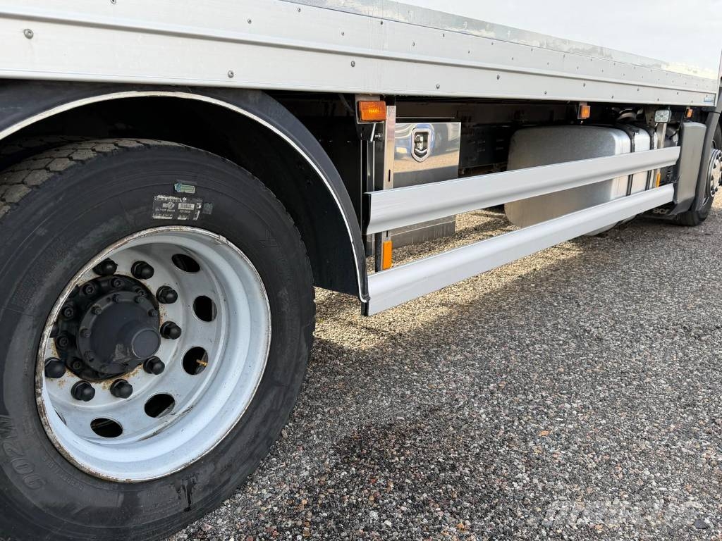 Scania P220B4X2NB Serie 4001 Camiones con caja de remolque