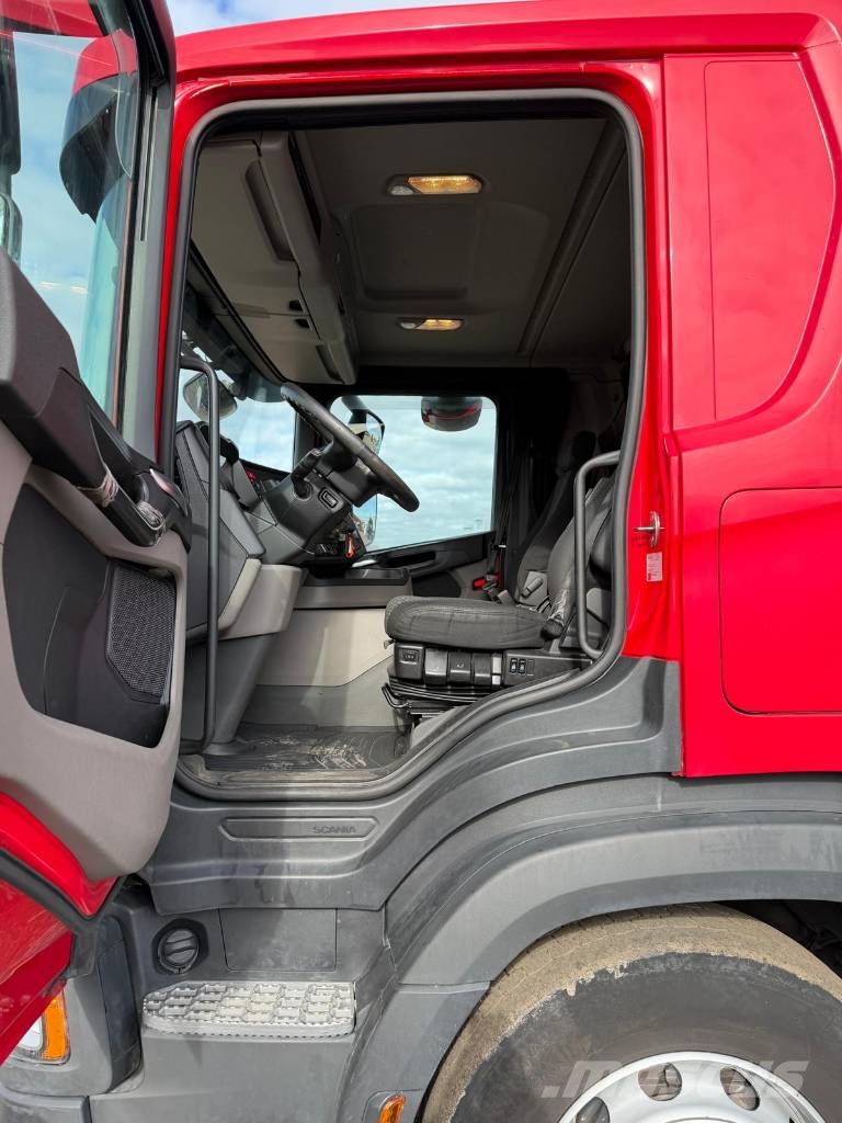 Scania P220B4X2NB Serie 4001 Camiones con caja de remolque